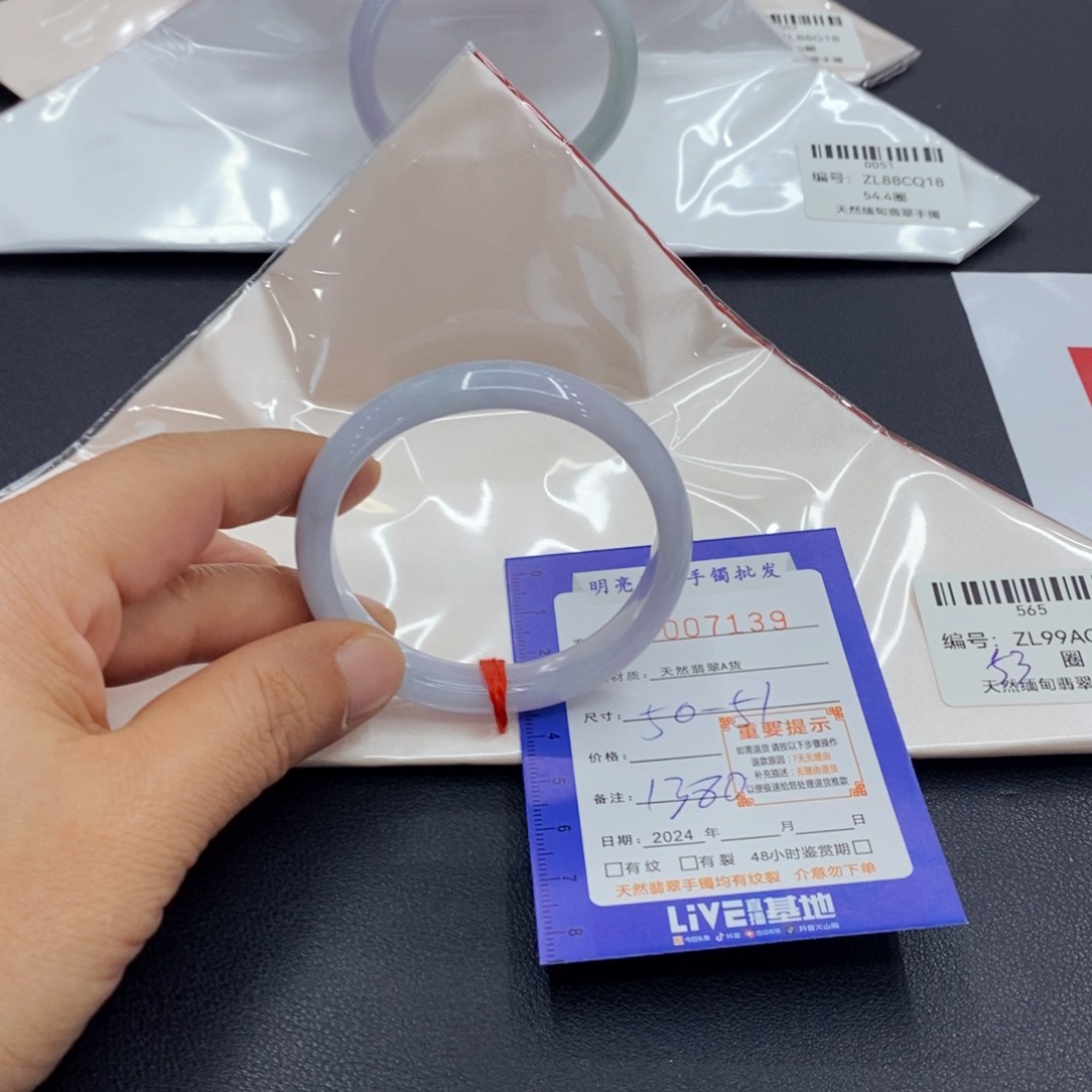 翡翠手镯未镶嵌翡翠手镯