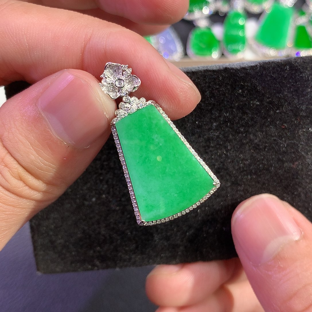 翡翠吊坠(赠链)18K金镶嵌