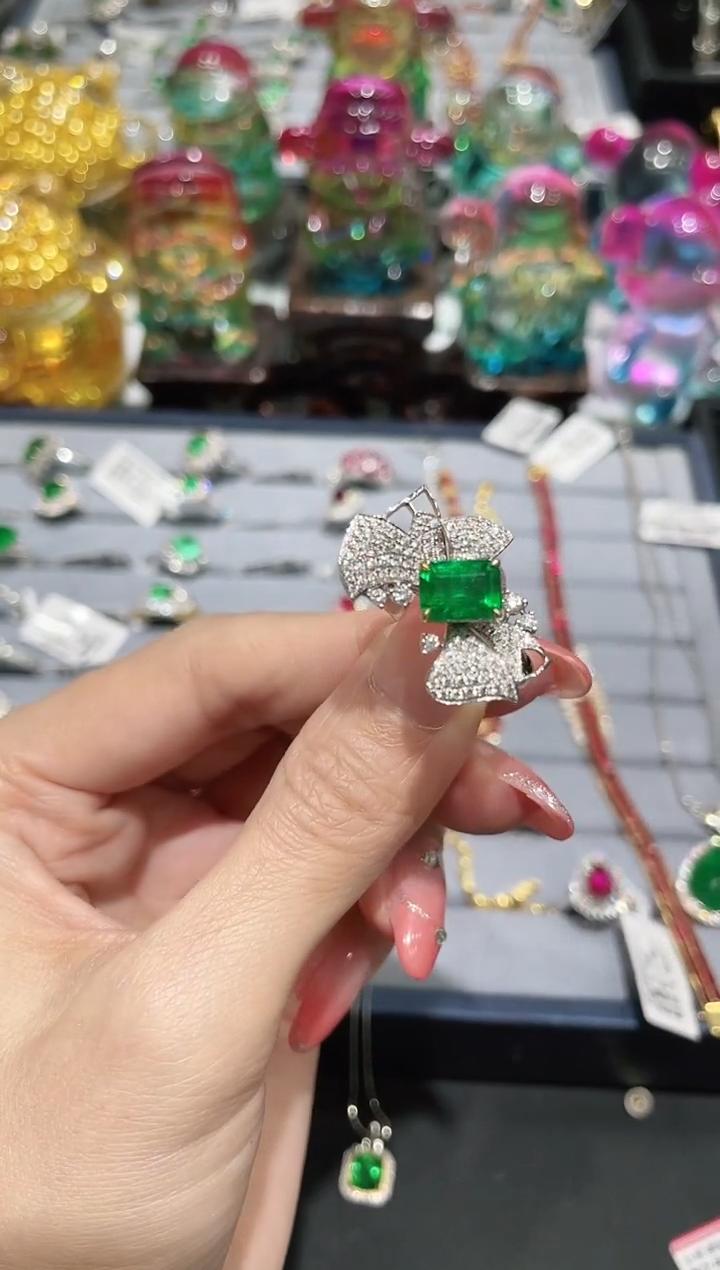 18K金镶嵌天然祖母绿戒指