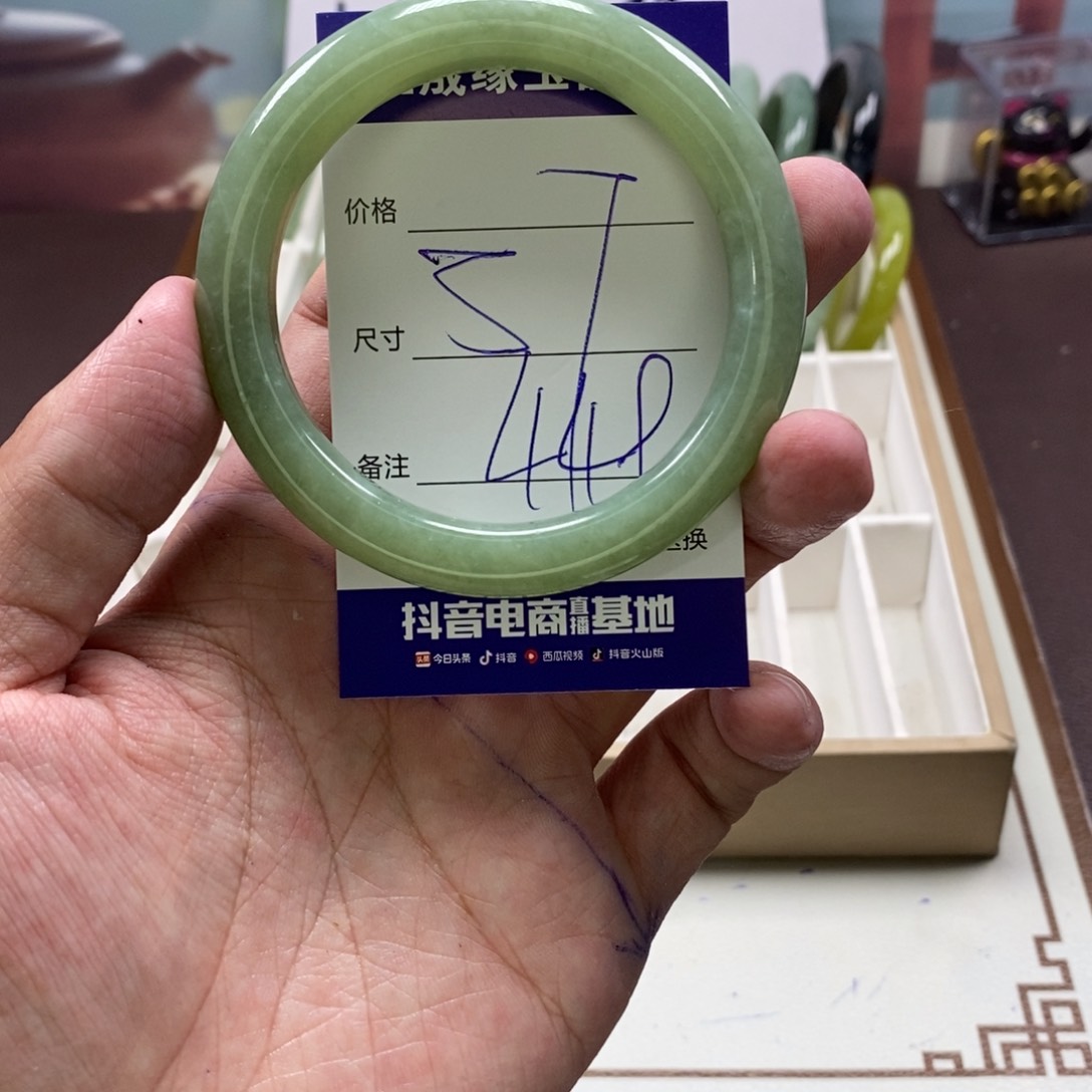 蛇纹石玉手镯未镶嵌