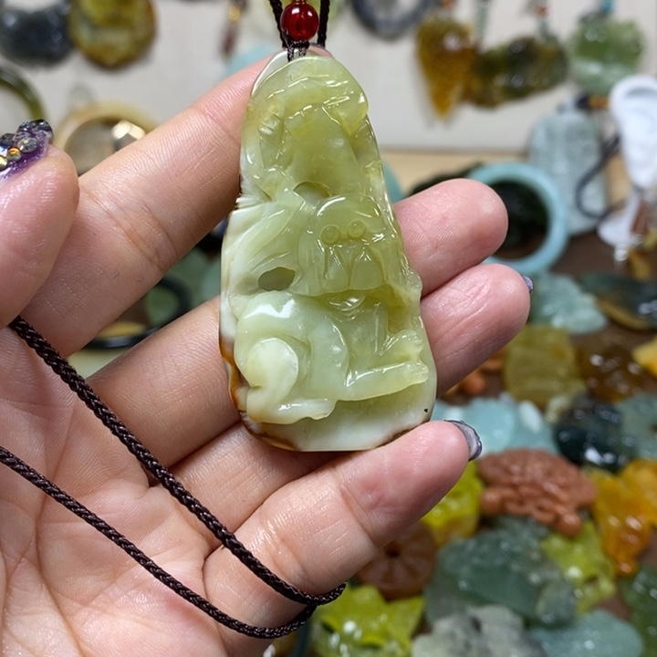 蛇纹石玉未镶嵌吊坠
