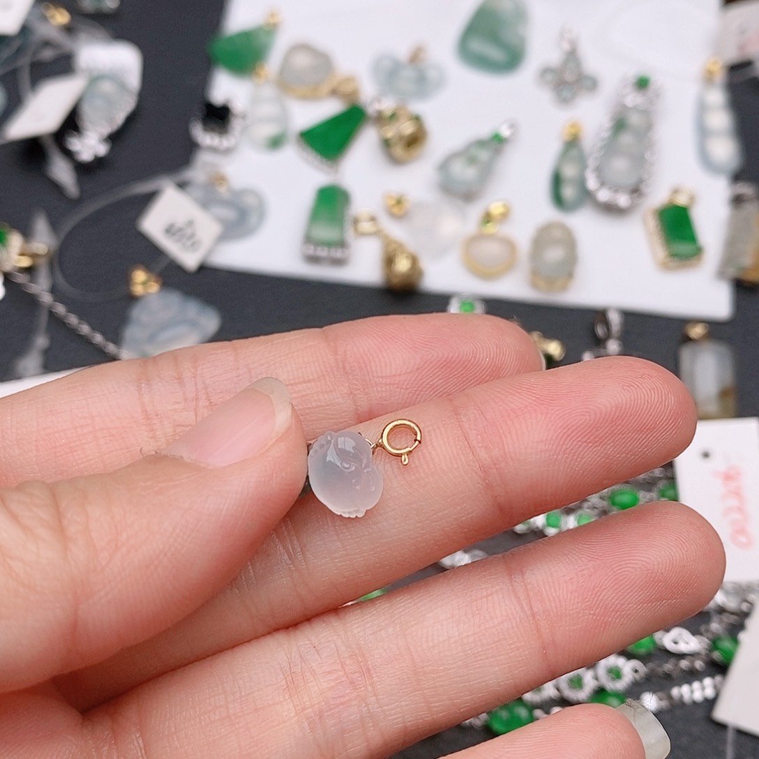 魅***影翡翠18K金镶嵌颈饰