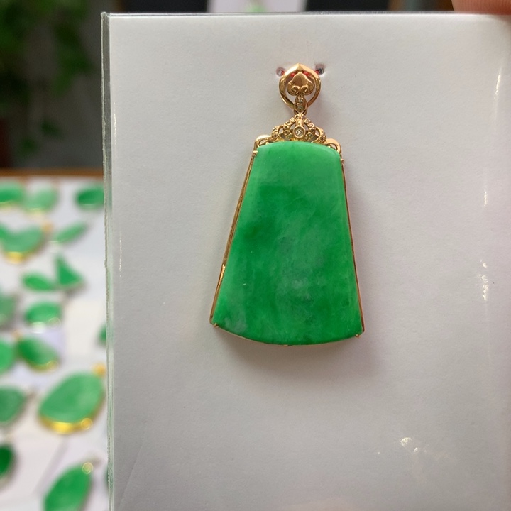 翡翠颈饰18K金镶嵌翡翠