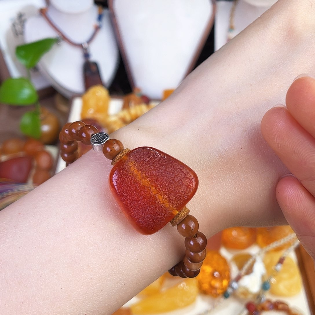 未镶嵌琥珀珠宝奇石。