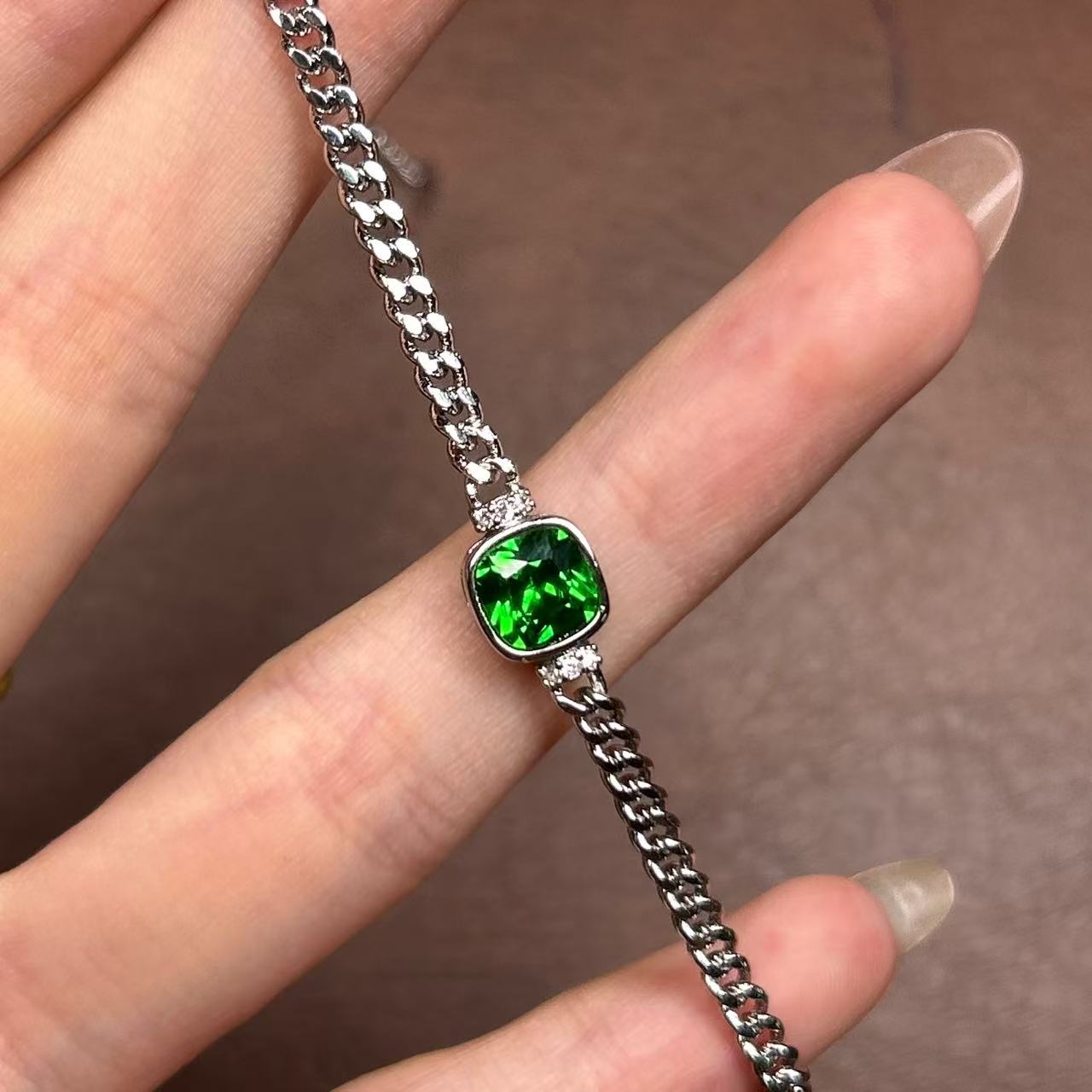 阿鲁沙-典藏轻奢艳绿宝-精工合金培育手链107