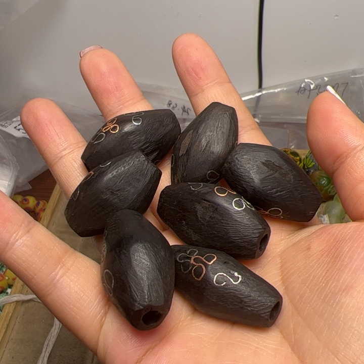 玻璃颈饰1562。   一颗