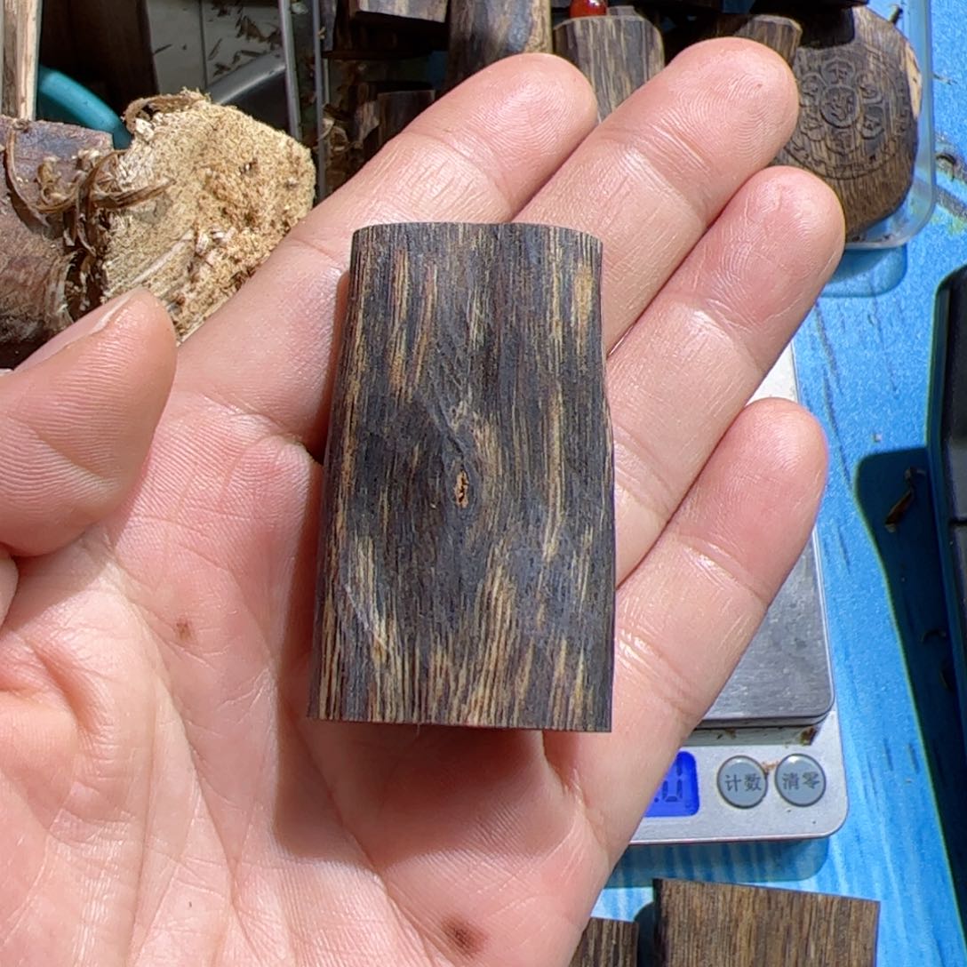 沉香吊坠绿棋素牌13克