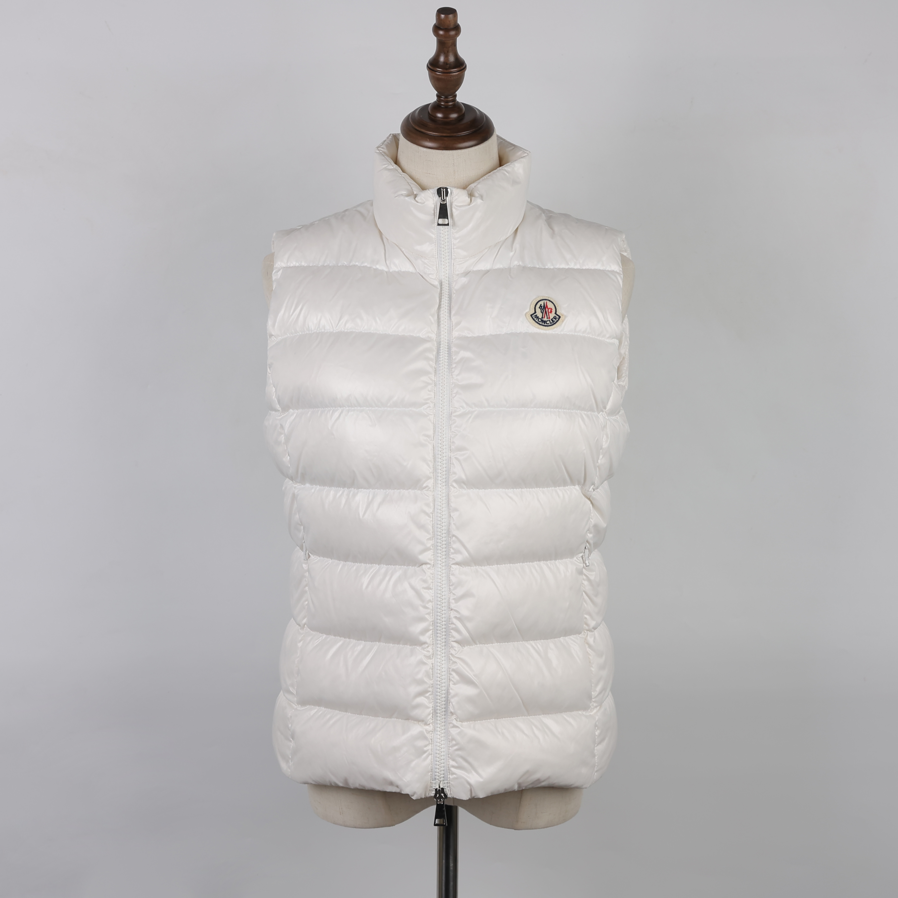 99新 MONCLER 白鹅绒/25110686白色羽绒马甲3码胸前徽标时尚女装