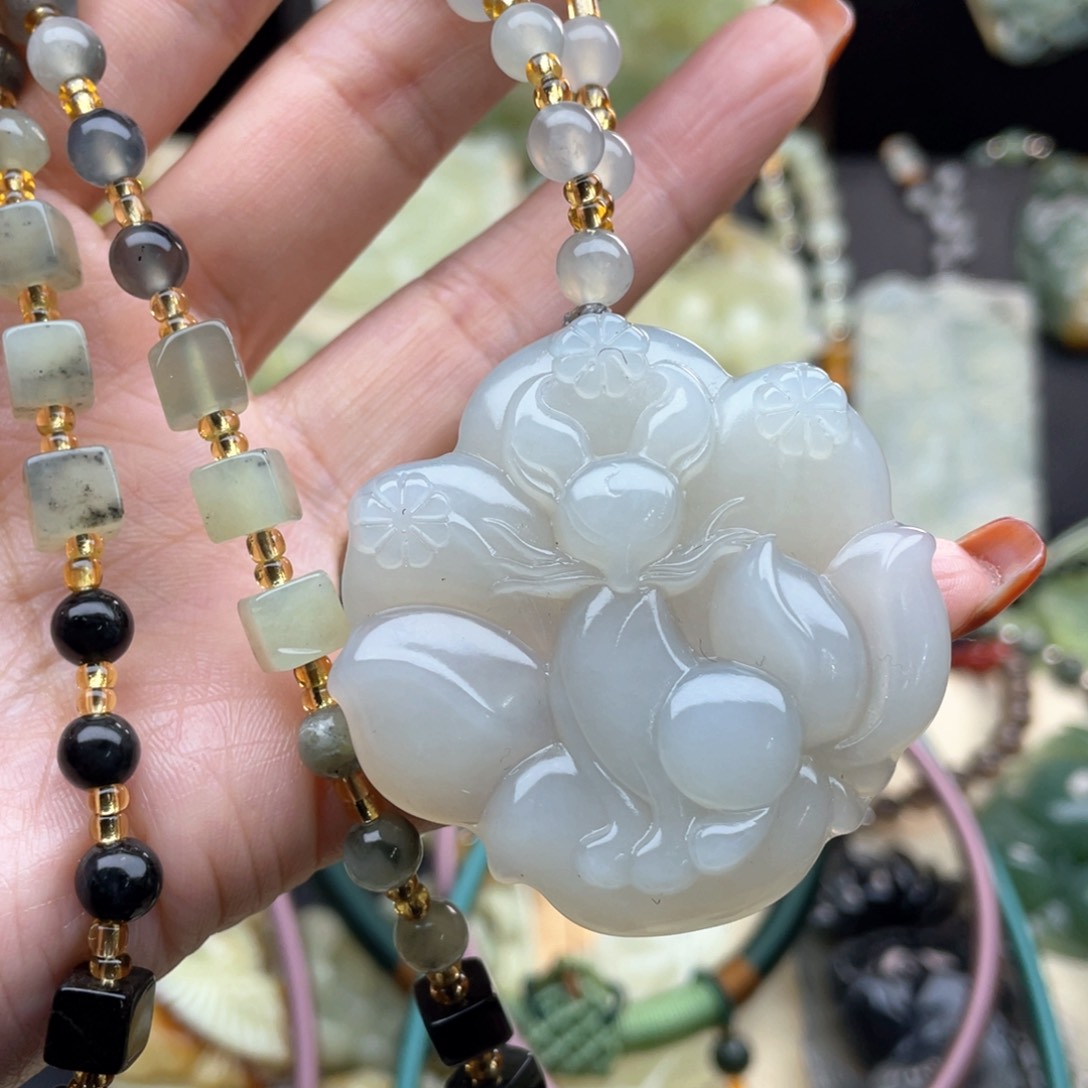 蛇纹石玉颈饰未镶嵌