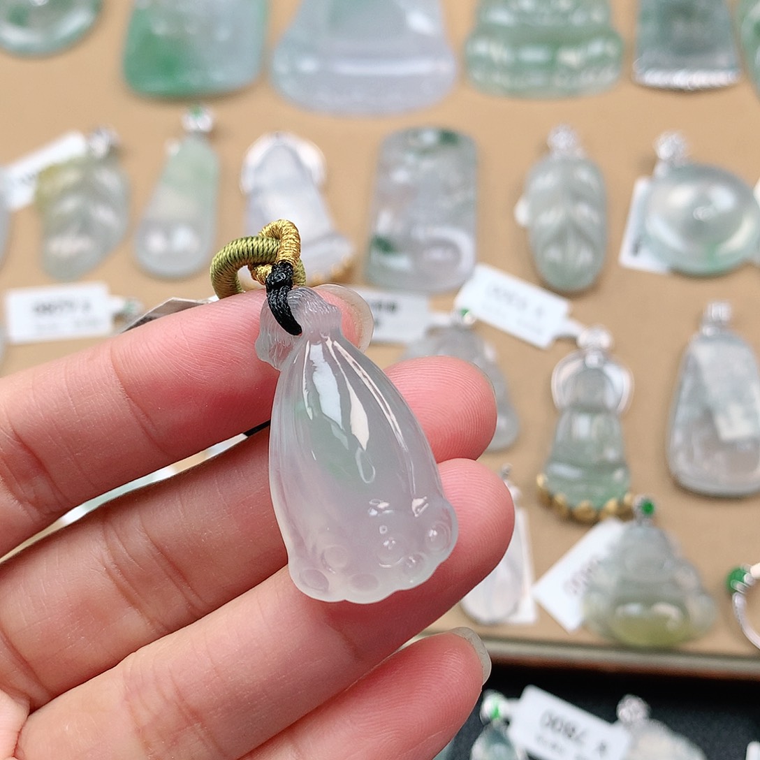 翡翠颈饰未镶嵌莲蓬