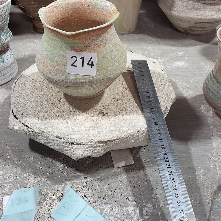 摆件陶高13，口8，有孔，214