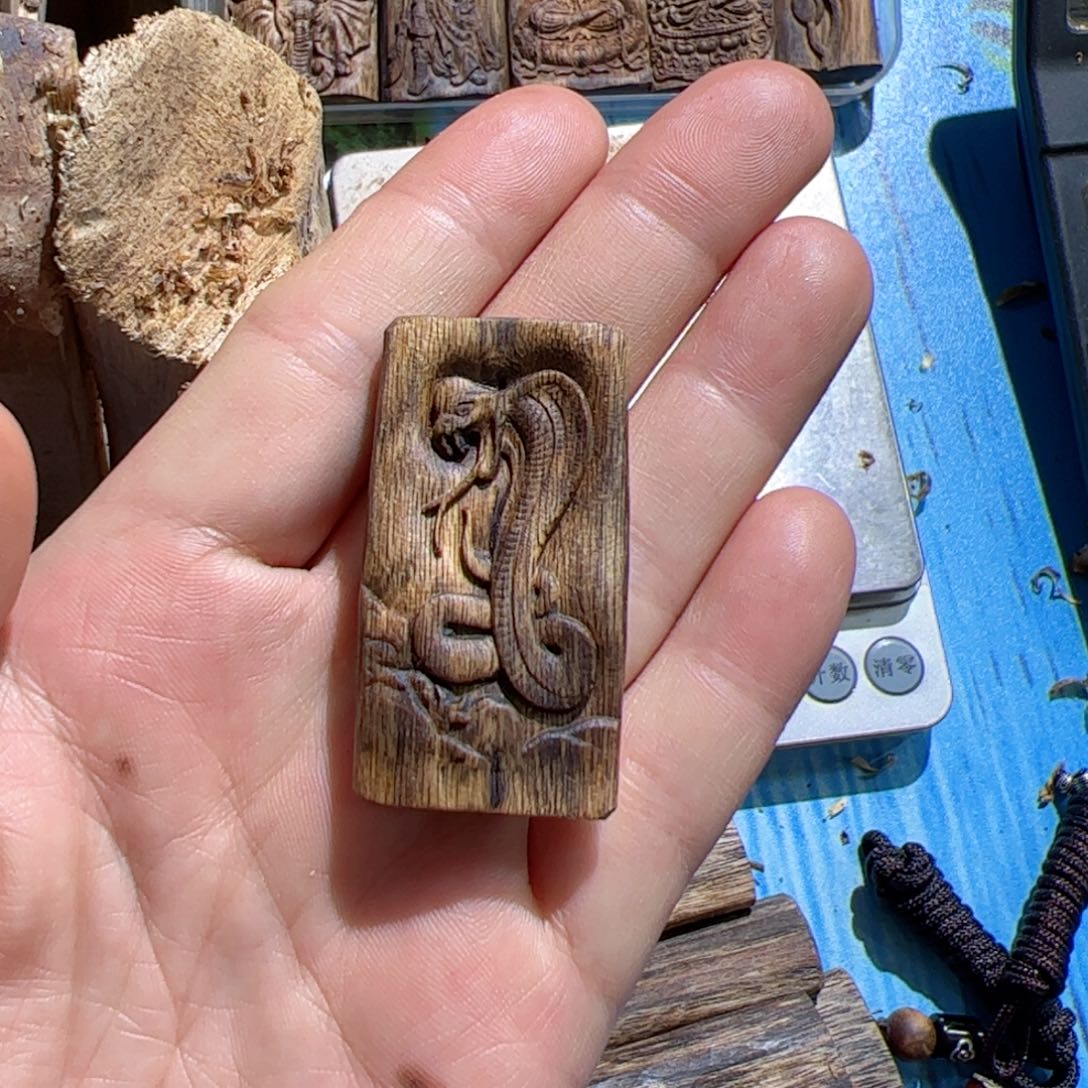 沉香吊坠白棋蛇牌5克