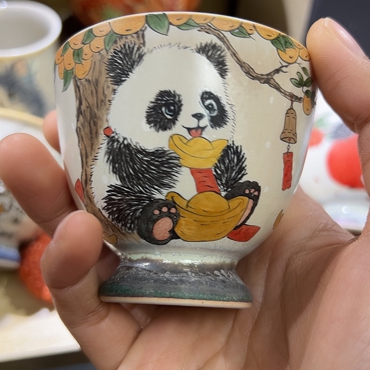手绘财源滚滚小熊猫