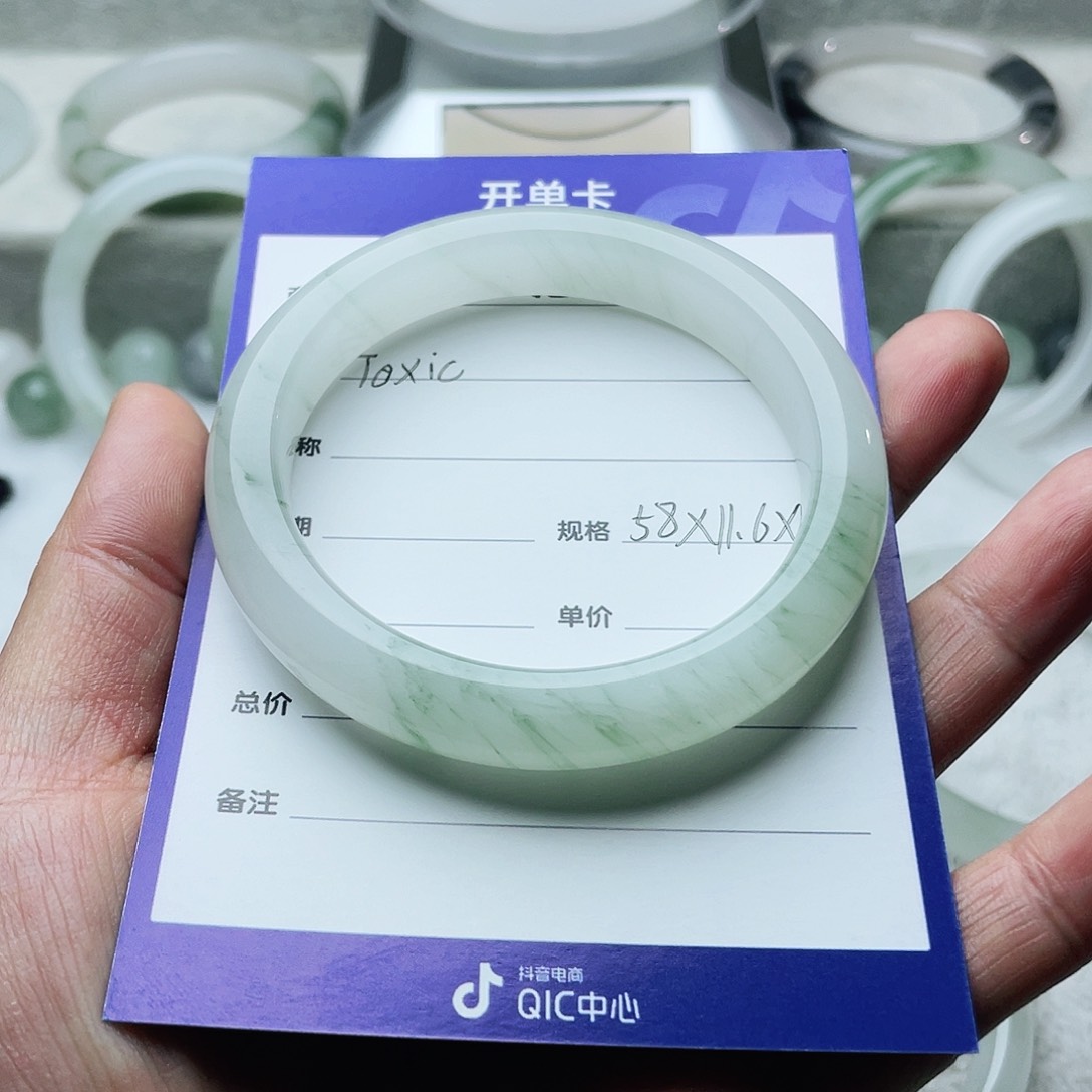 石英质玉手镯未镶嵌T****忆