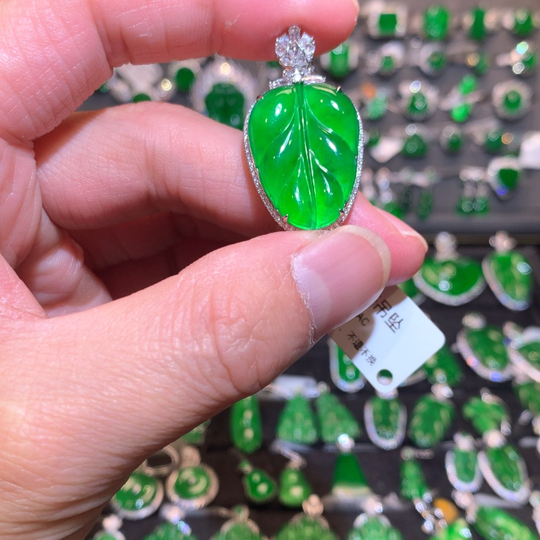 翡翠吊坠(不含链)18K金镶嵌天然翡翠