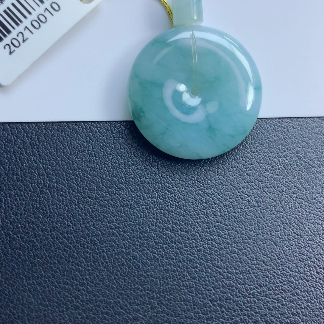 翡翠颈饰未镶嵌平安扣