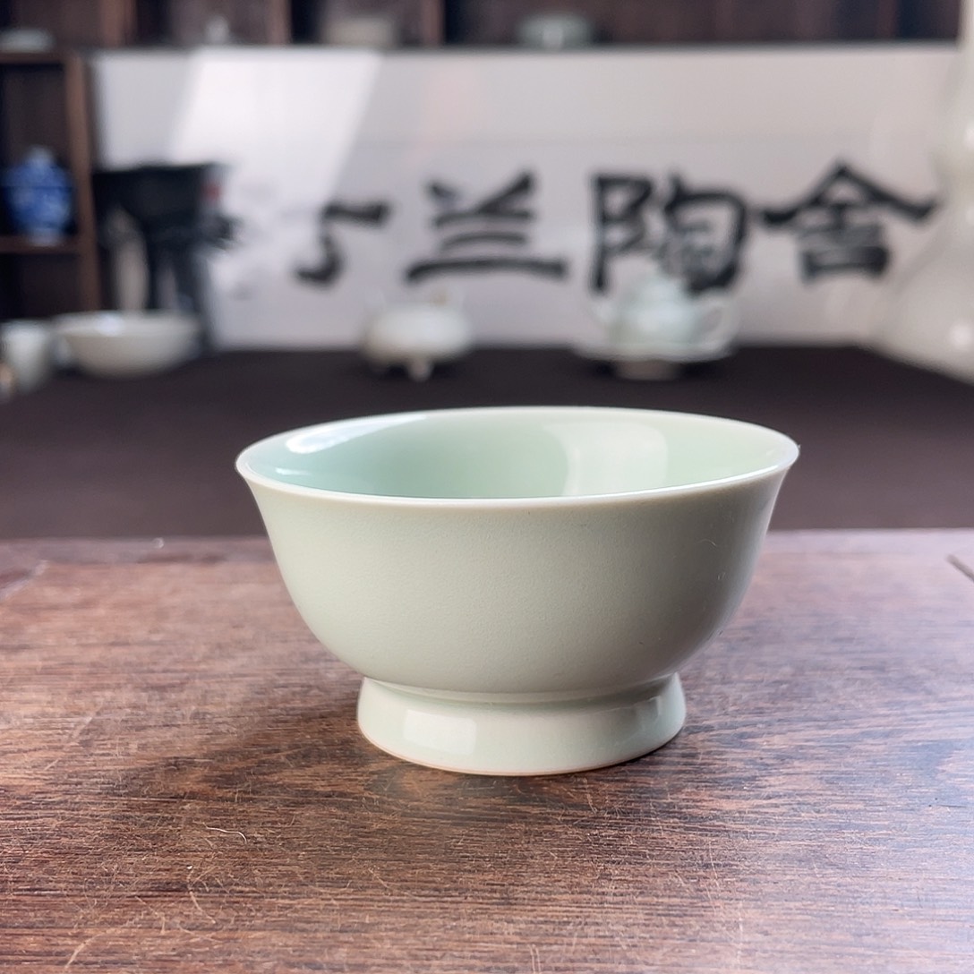 青釉刻花云纹宽足