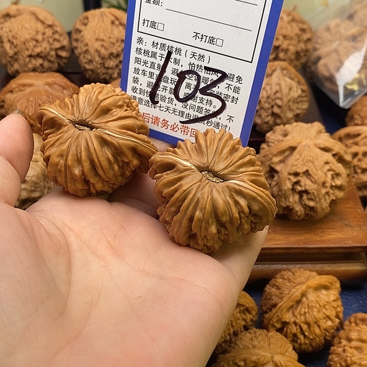 哈***哎吊坠桃核四座楼狮子头46