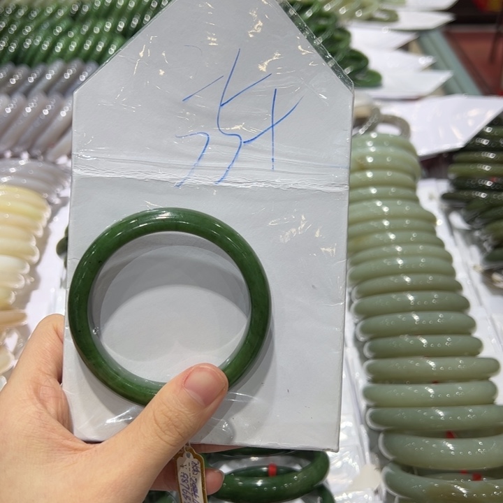 秦***姐和田玉未镶嵌手镯