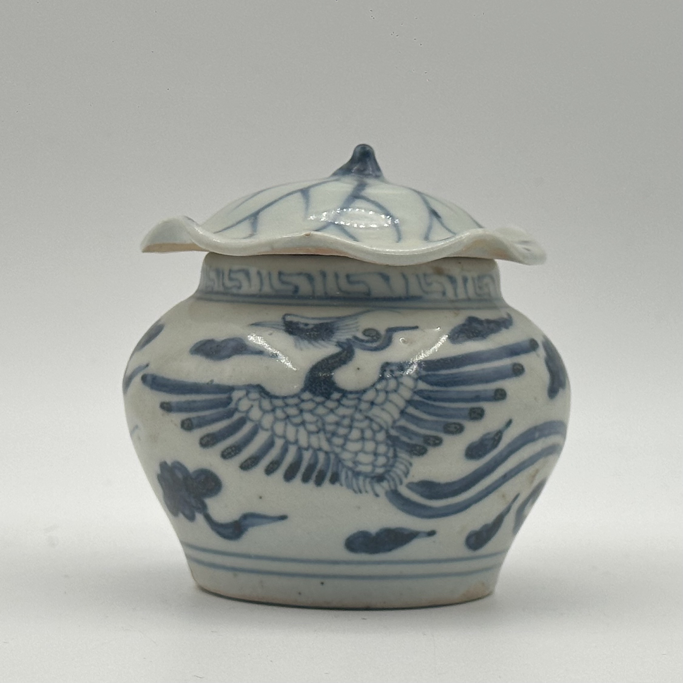 1819 明代青花凤纹荷叶盖罐