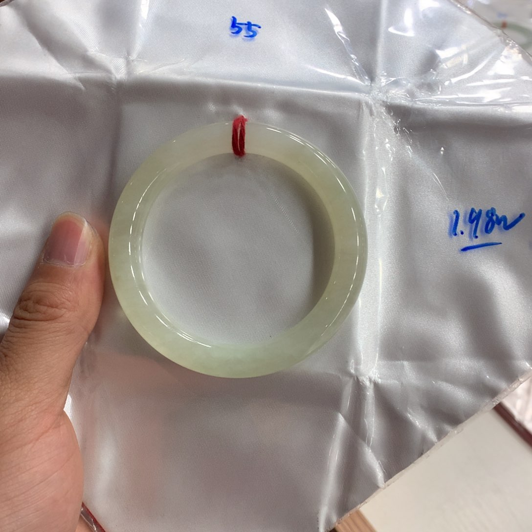 翡翠手镯未镶嵌翡翠