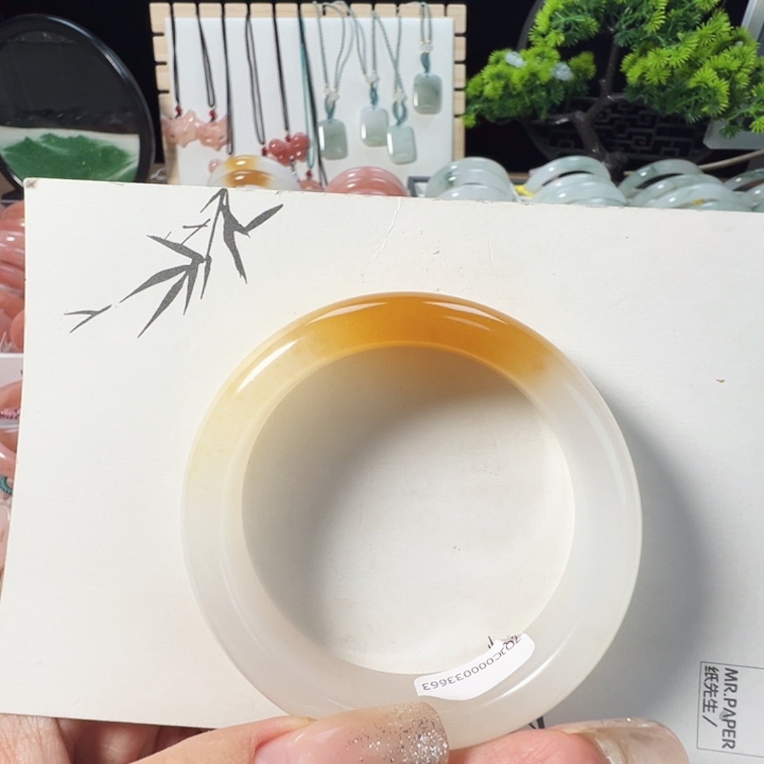 李***。石英质玉未镶嵌手镯