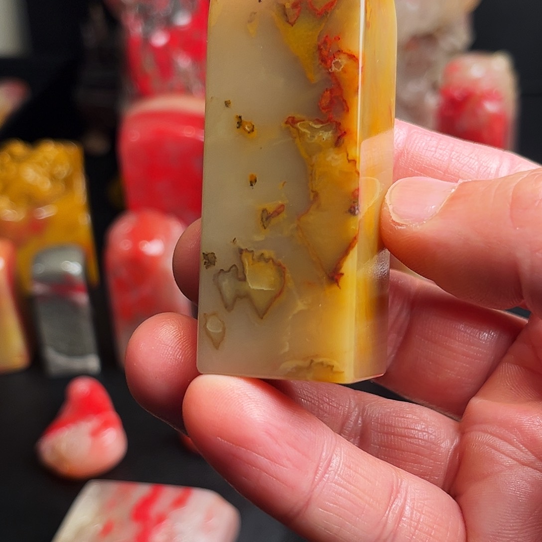 昌化石其他昌化田黄鸡血石方章