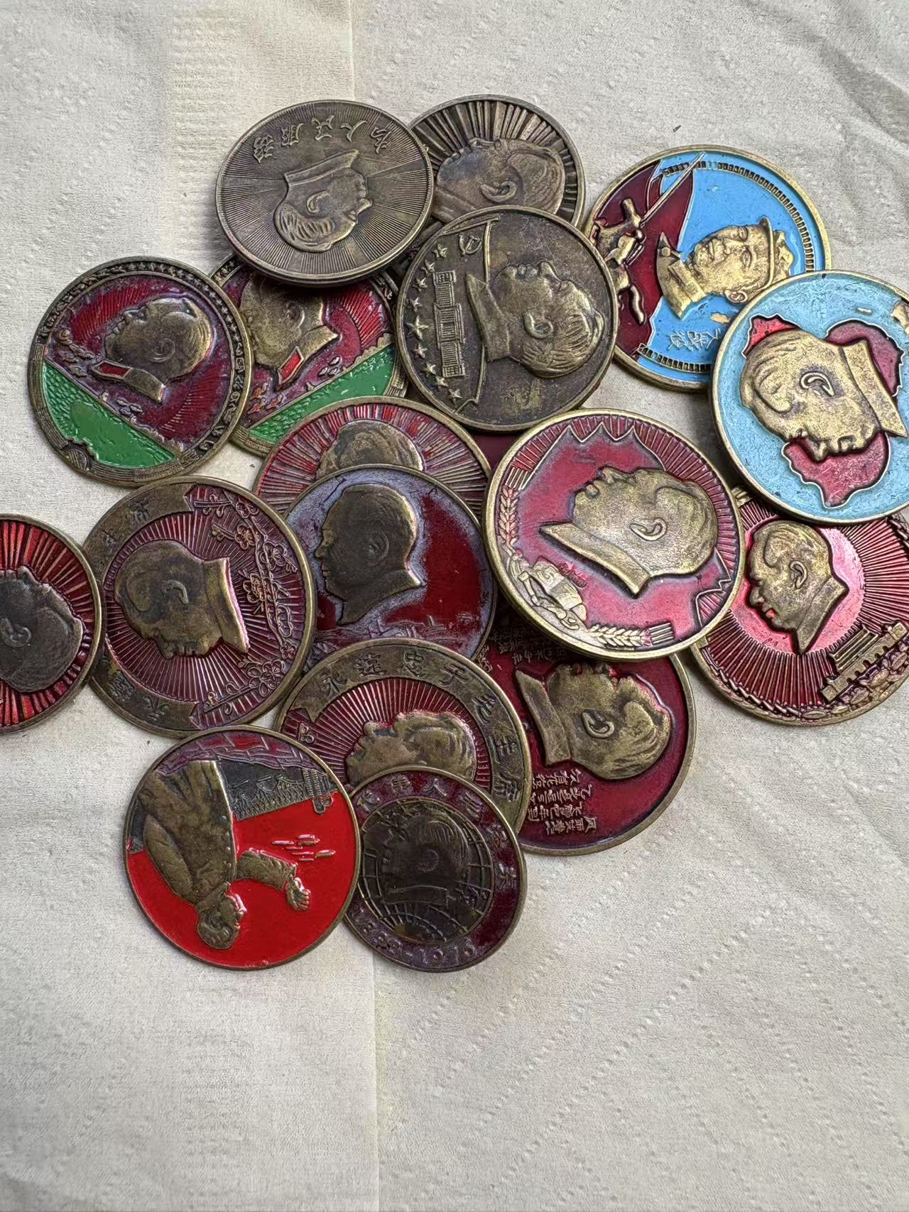 纯铜彩色毛像章直径3CM款式随机发一枚适合收藏