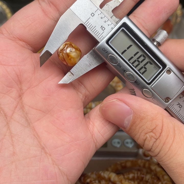 ****₄琥珀未镶嵌裸石84号微瑕