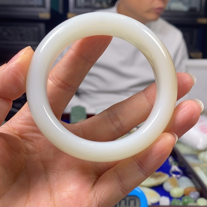 和田玉手镯未镶嵌