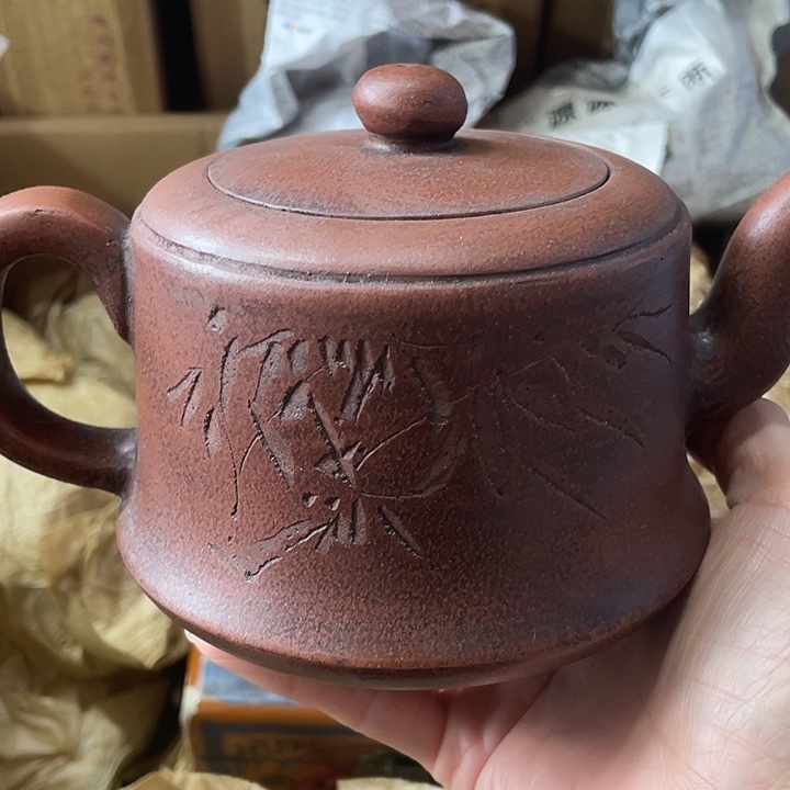 紫砂茶壶原矿泥料，手工制作的一把紫砂壶。