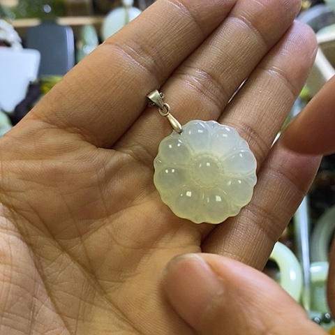 岫玉未镶嵌颈饰一个