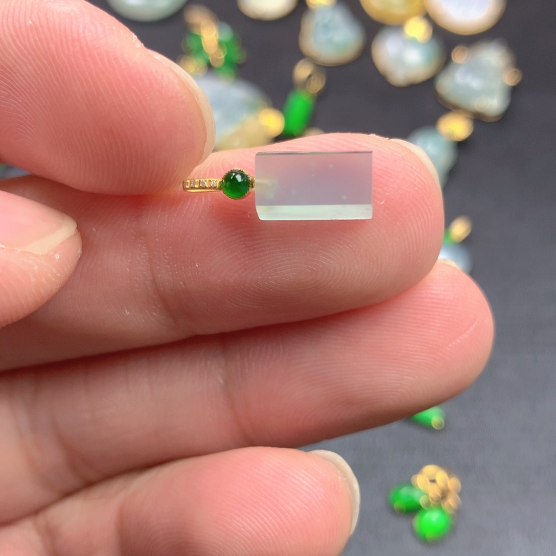 【闪购商品】颈饰18K金镶嵌翡翠