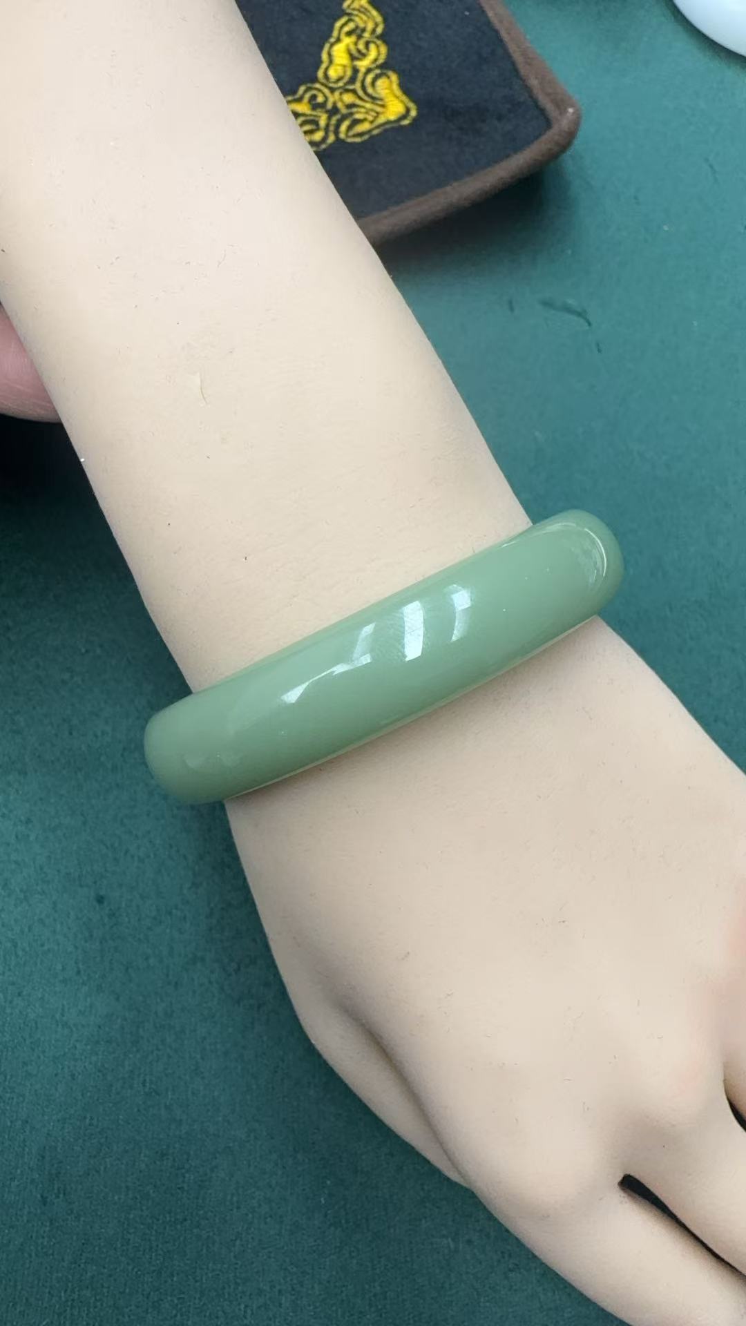 706俄碧粉青夹层料鸭蛋青宽版手镯-发货多样性