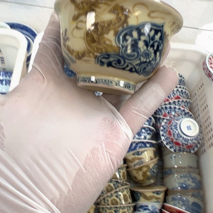 瓷片釉里金穿花龙压手杯主人杯全品