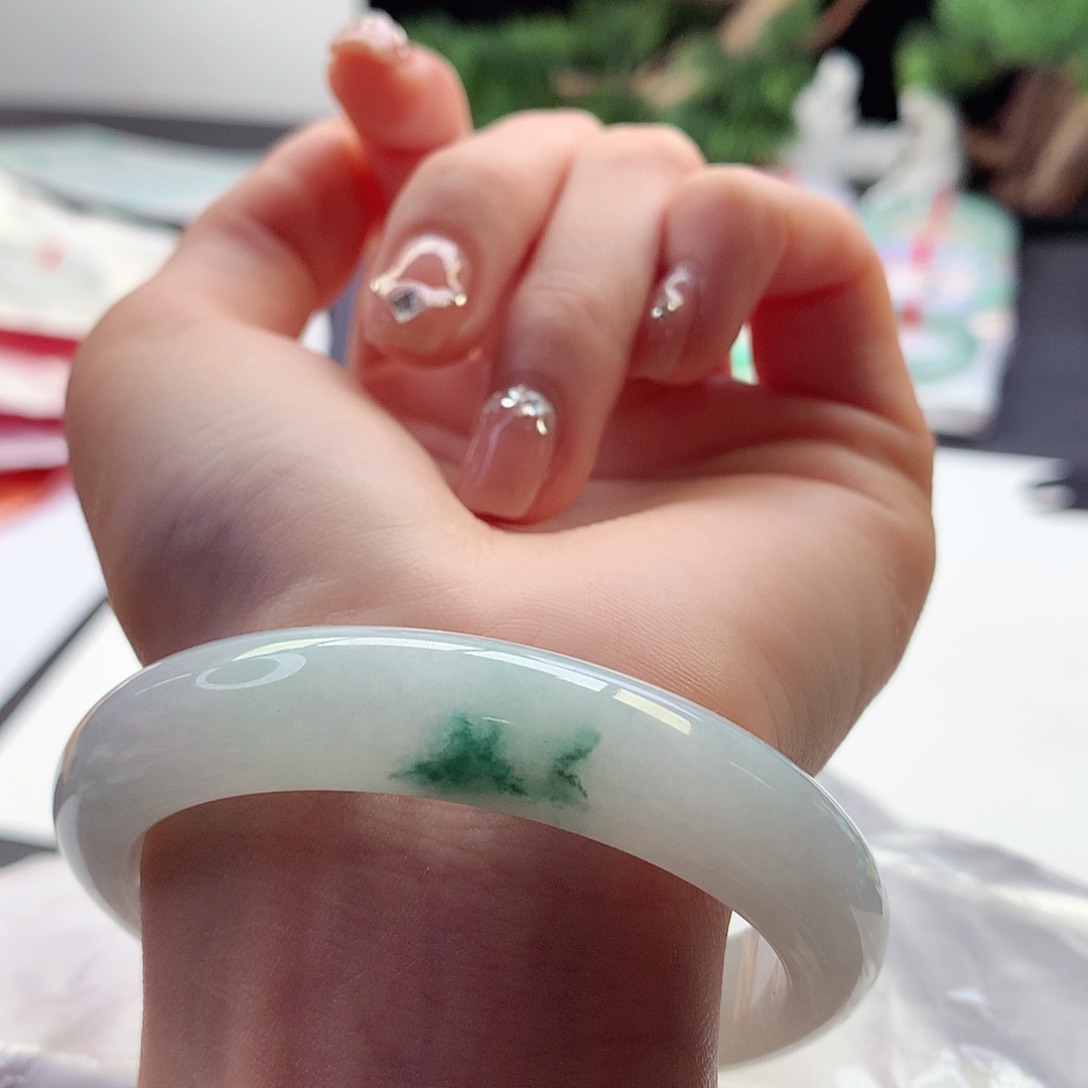 翡翠手镯未镶嵌天然翡翠57-58白底飘一抹绿花