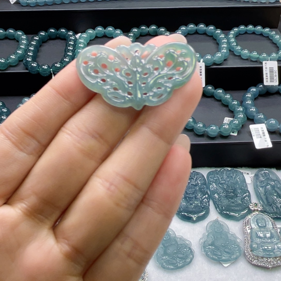 翡翠未镶嵌颈饰蝴蝶