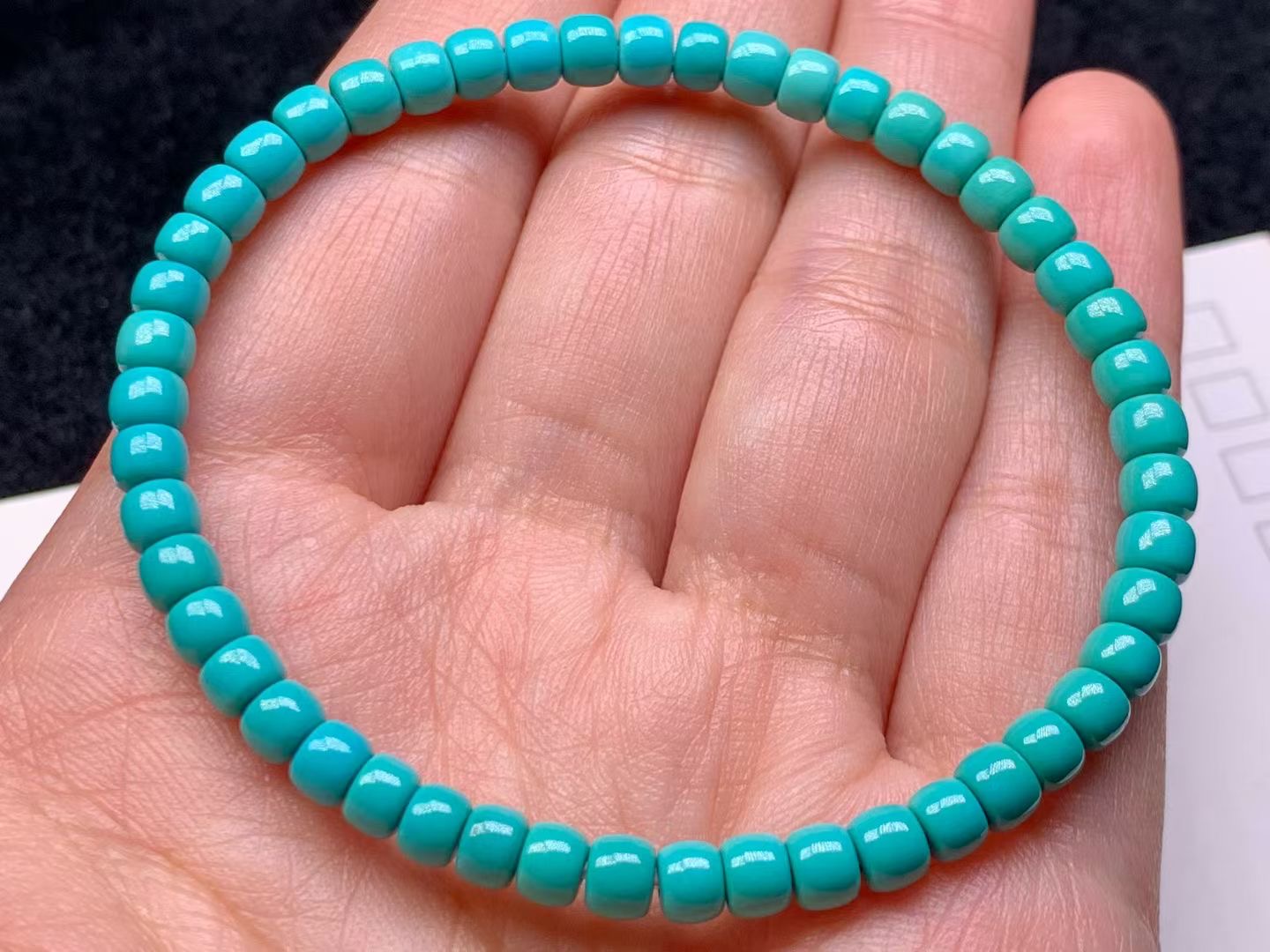 高瓷蓝绿料精品松石老型手链，瓷色好，玻璃光泽，无坑裂。直径4.5mm
