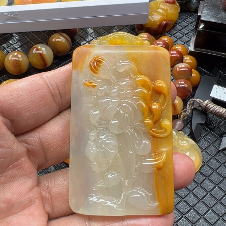 石英质玉（黄龙玉）颈饰未镶嵌