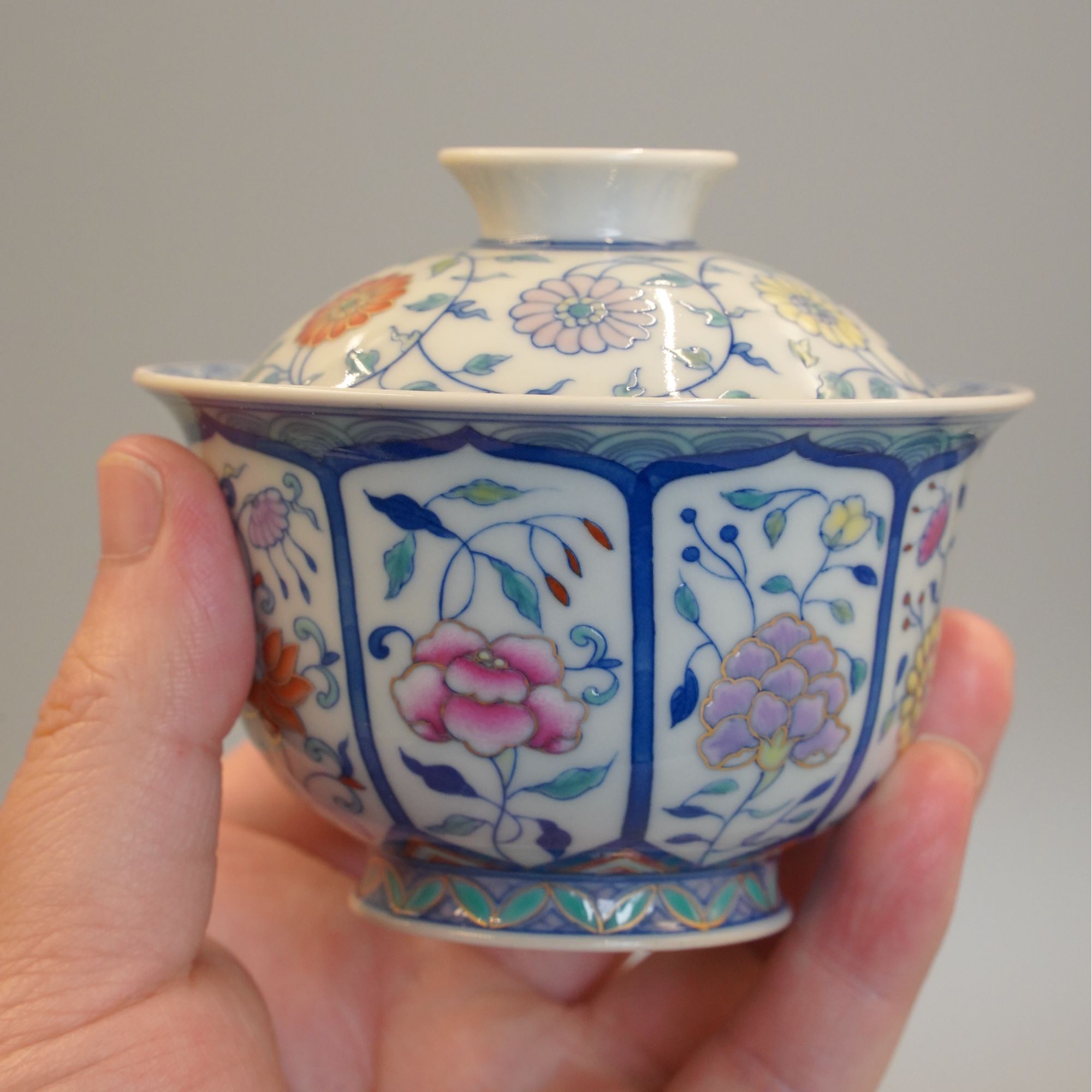 景德镇斗彩开窗花卉盖碗