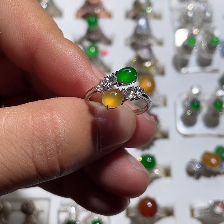 翡翠配石18K白蓝宝撞色蛋面