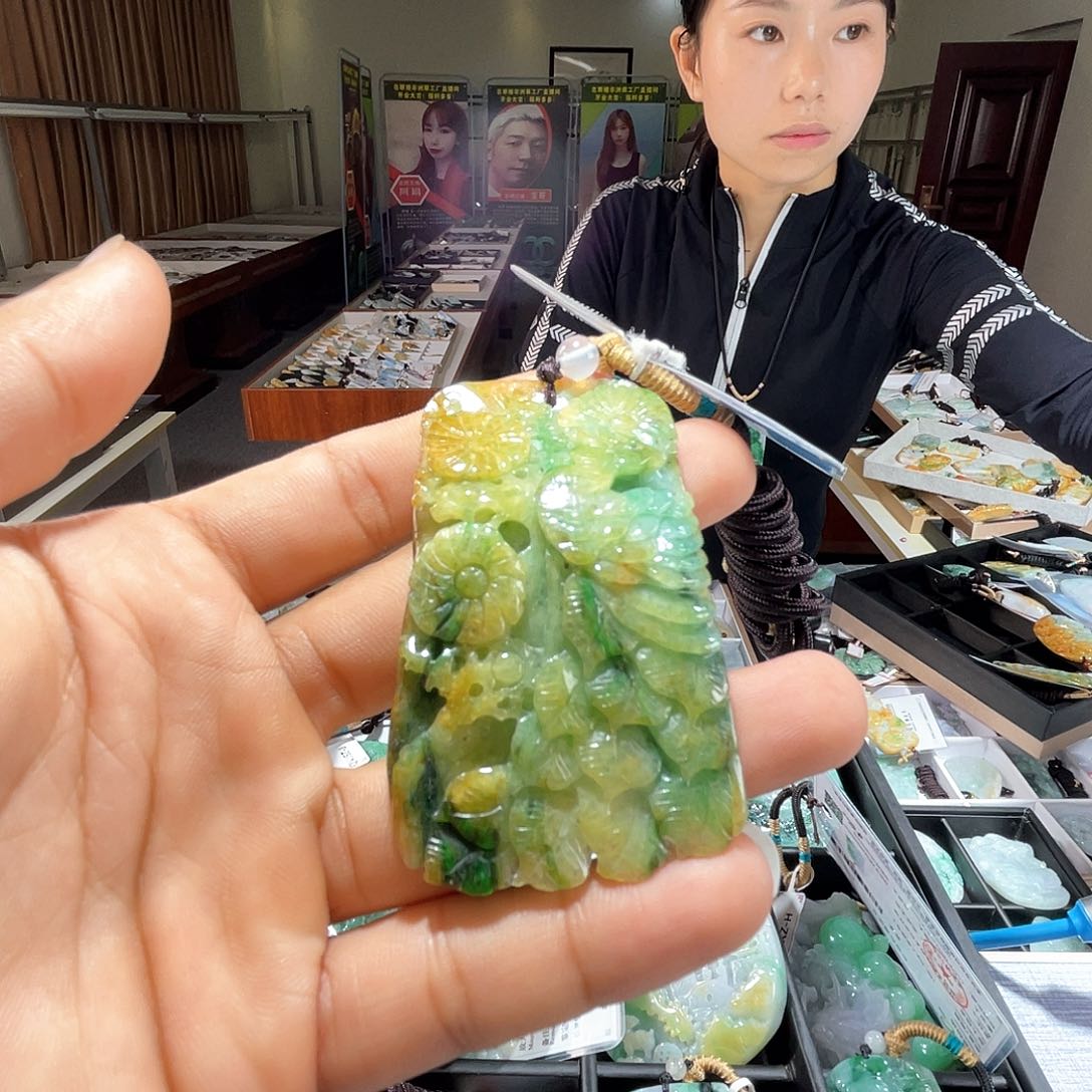 翡翠未镶嵌颈饰一