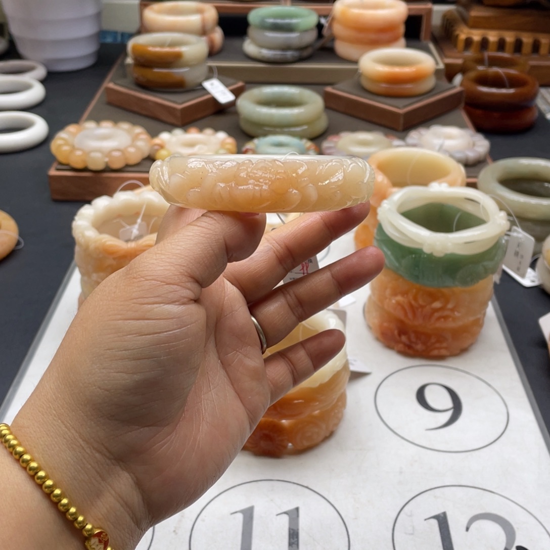 爱***剧石英岩玉未镶嵌手镯