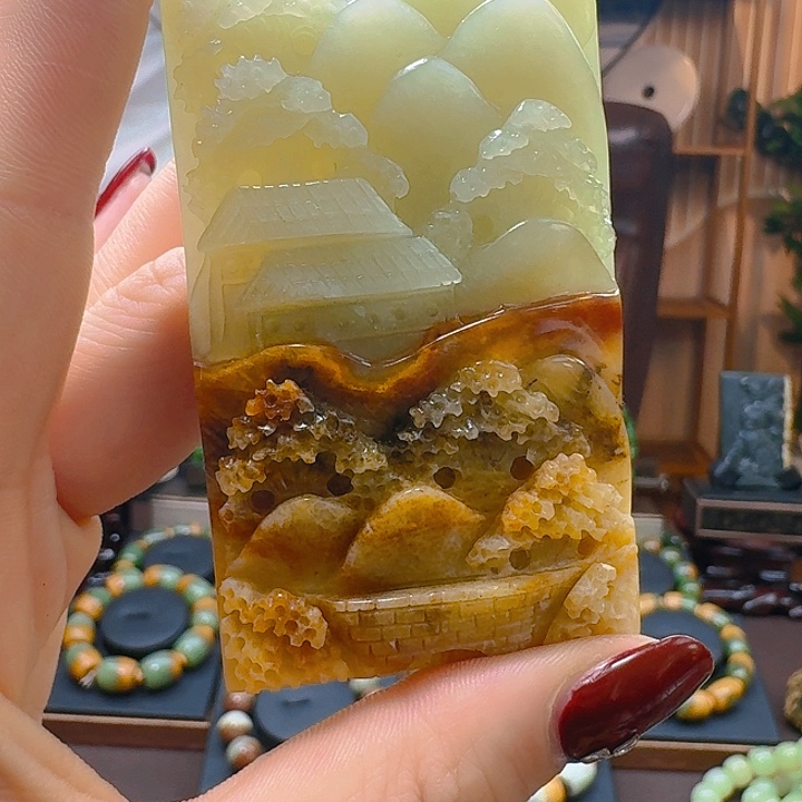 蛇纹石玉颈饰未镶嵌