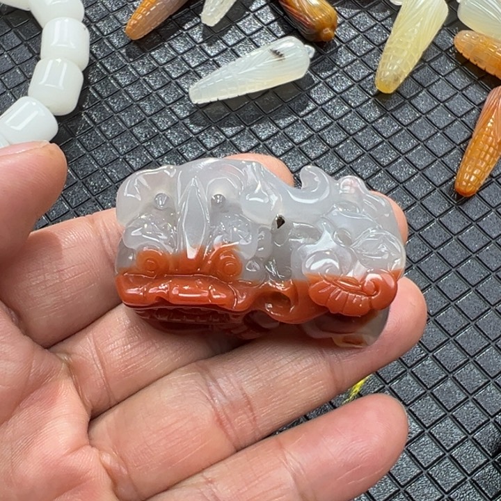 石英质玉（黄龙玉）颈饰未镶嵌