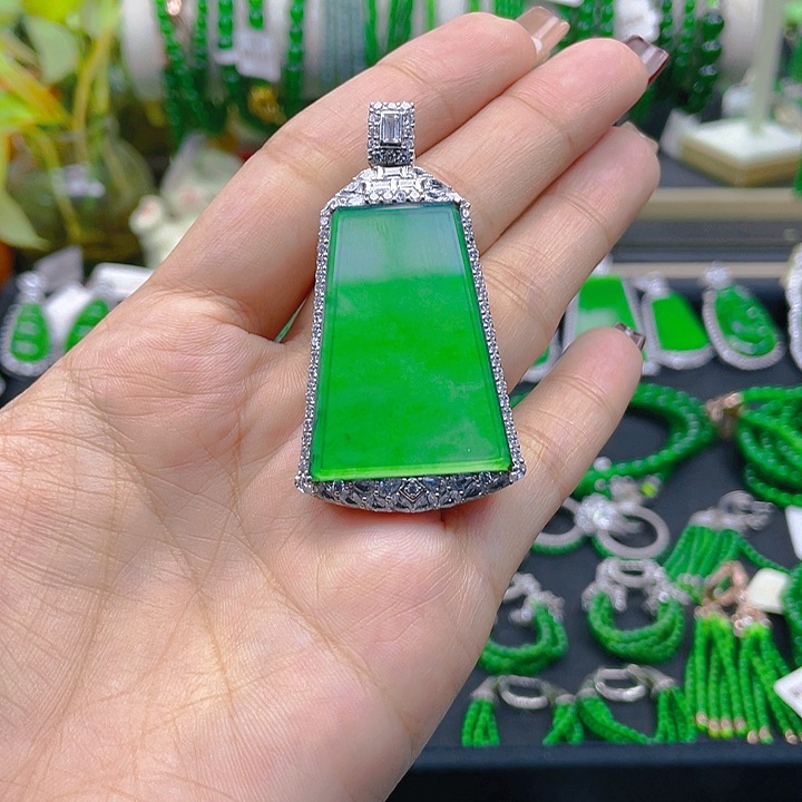 翡翠颈饰银S925镶嵌魂**育一刀切无事牌