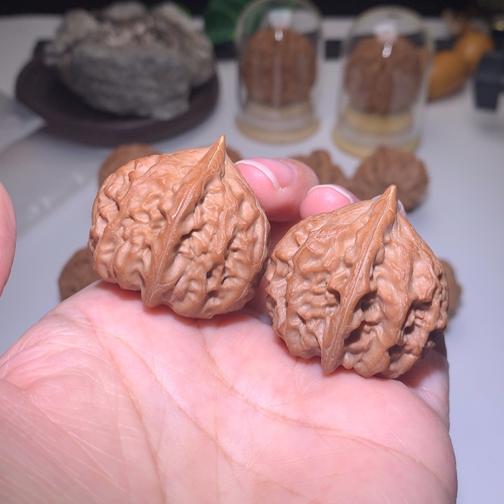 文玩核桃把件龙纹宝塔