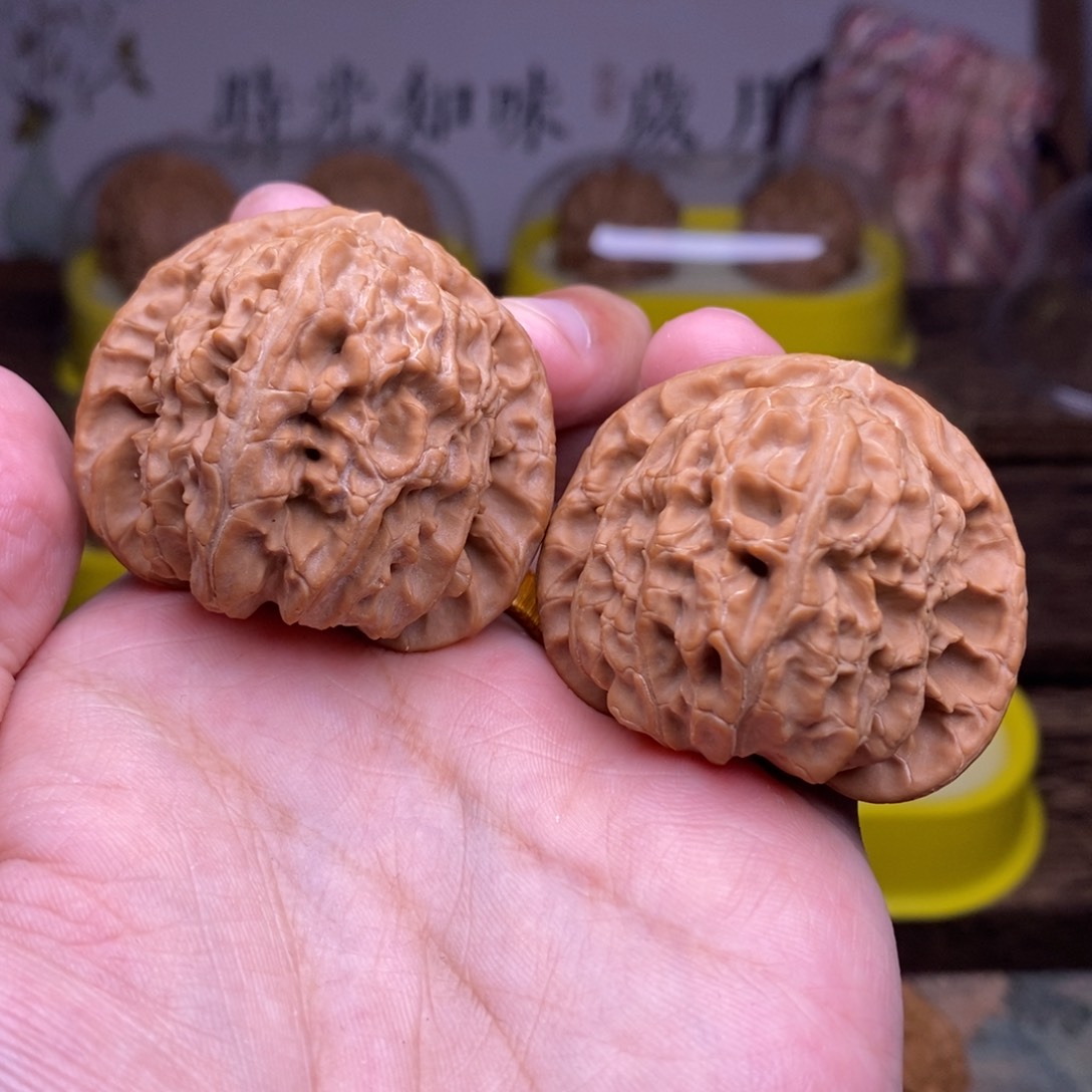 文玩核桃把件全品43尺三角白红皮山地展台品