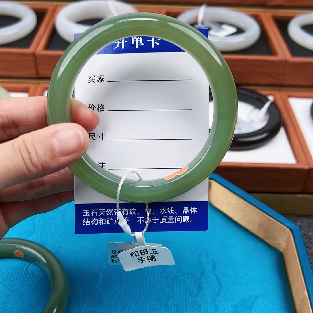 和田玉手镯未镶嵌是**呀