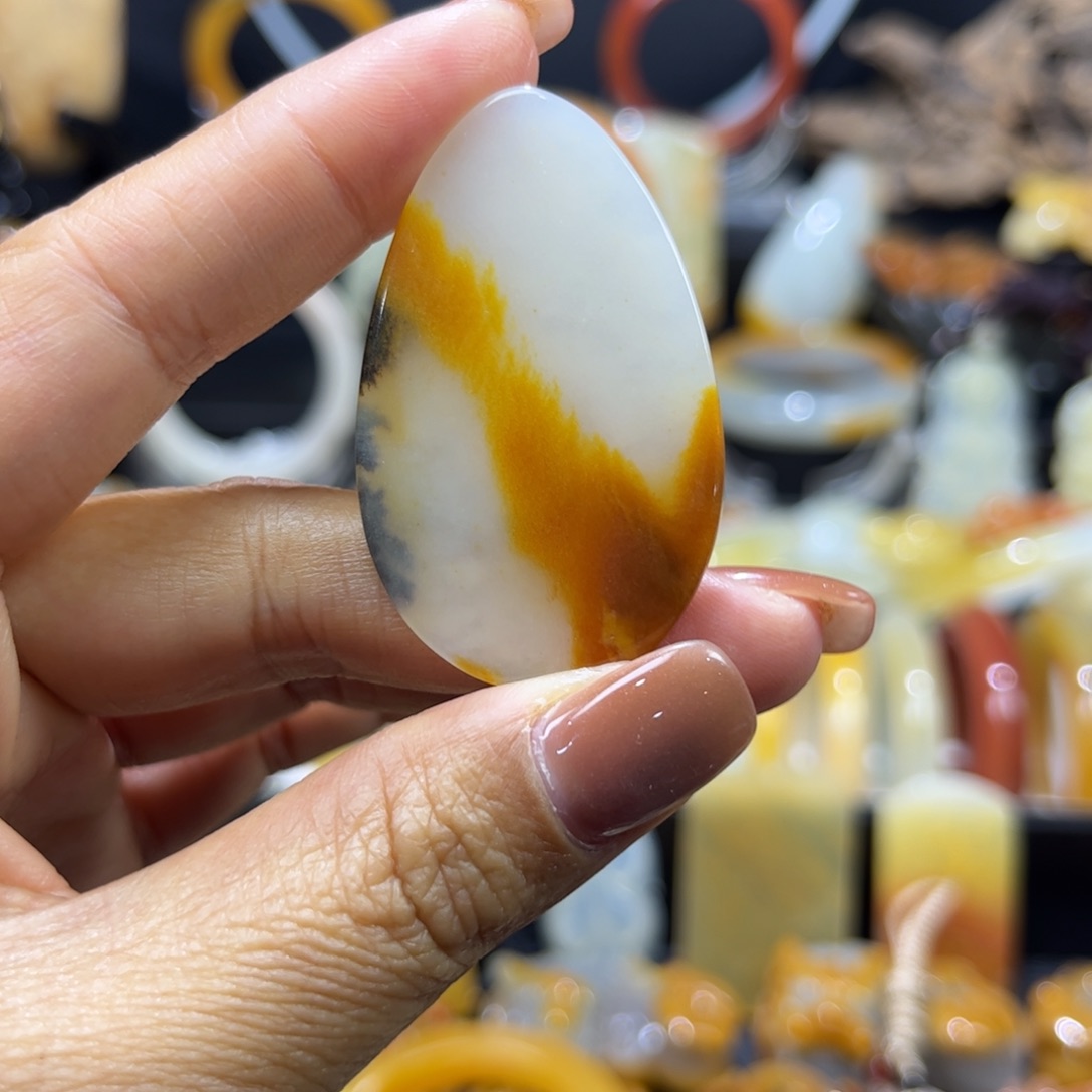 石英质玉（黄龙玉）未镶嵌颈饰